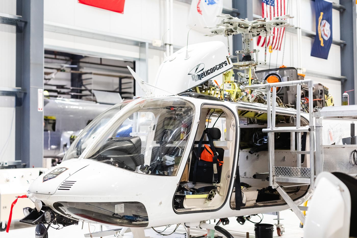 Un fuselaje de helicóptero en mantenimiento en un taller del Condado de Tehama