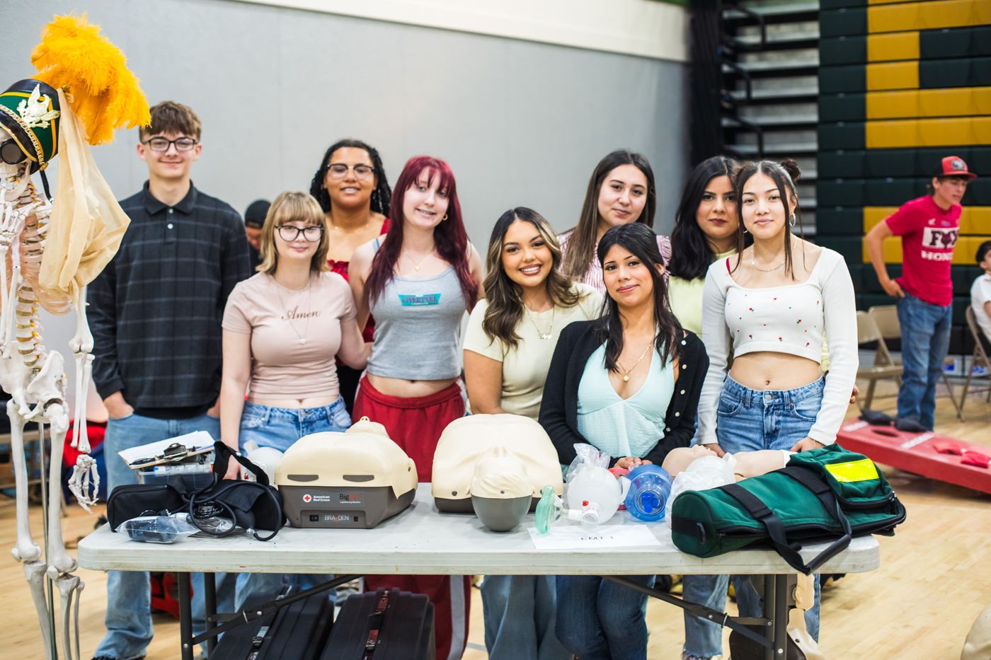 Estudiantes del Condado de Tehama reunidos en una mesa informativa de CTE
